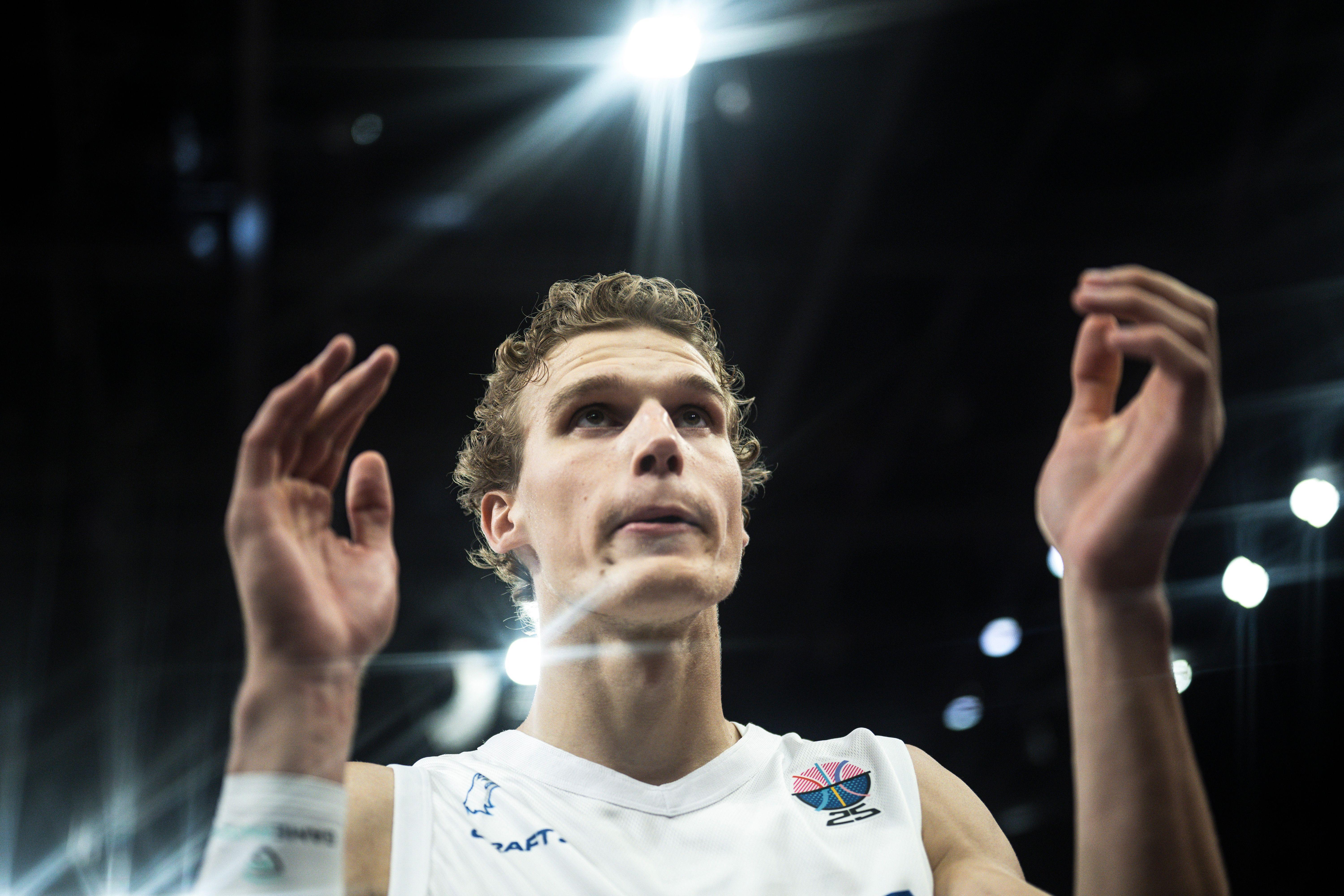 kaiyun官网-在爵士憋坏了~马尔卡宁欧锦赛2战场均仅打27.8分钟 狂轰35.5分3断