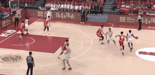 开云-可惜！庞峥麟积极抢断一马当先，但最后上空篮弹框而出